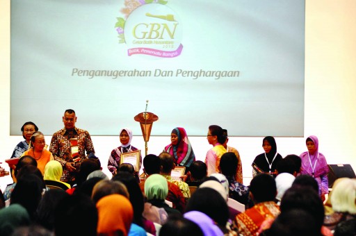 Para pembatik yang mendapatkan penghargaan dari Indosat