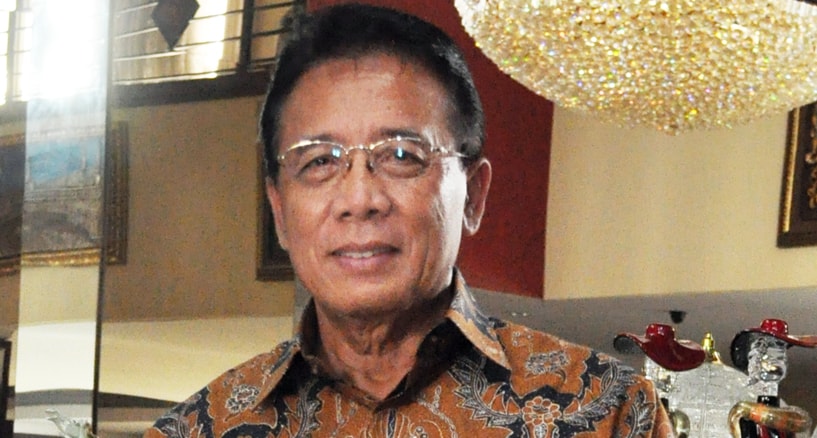 Djoko Suyanto, Panglima TNI AU pertama, kenakan batik lawasan sogan serasi bersama istrinya di HUT Perip Cikeas.