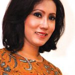 presenter TVRI ini tidak saja mengenakan batik tetapi memproduksinya sendiri. Kini ia pemilik bendera Hadiawati Batik.