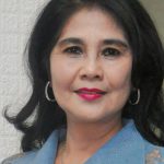 Batik Pekalongan kaya warna dan bercorak naturalis. Motif Jlamprang jadi ikon, pilihan drg. Maya Himawati untuk busana batiknya.