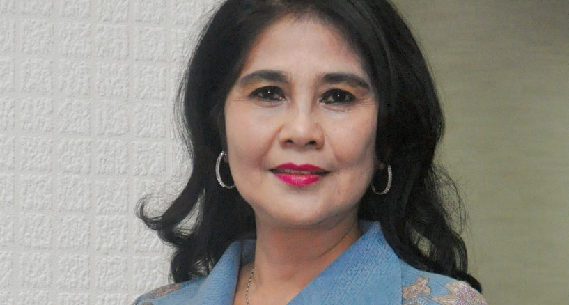 Batik Pekalongan kaya warna dan bercorak naturalis. Motif Jlamprang jadi ikon, pilihan drg. Maya Himawati untuk busana batiknya.