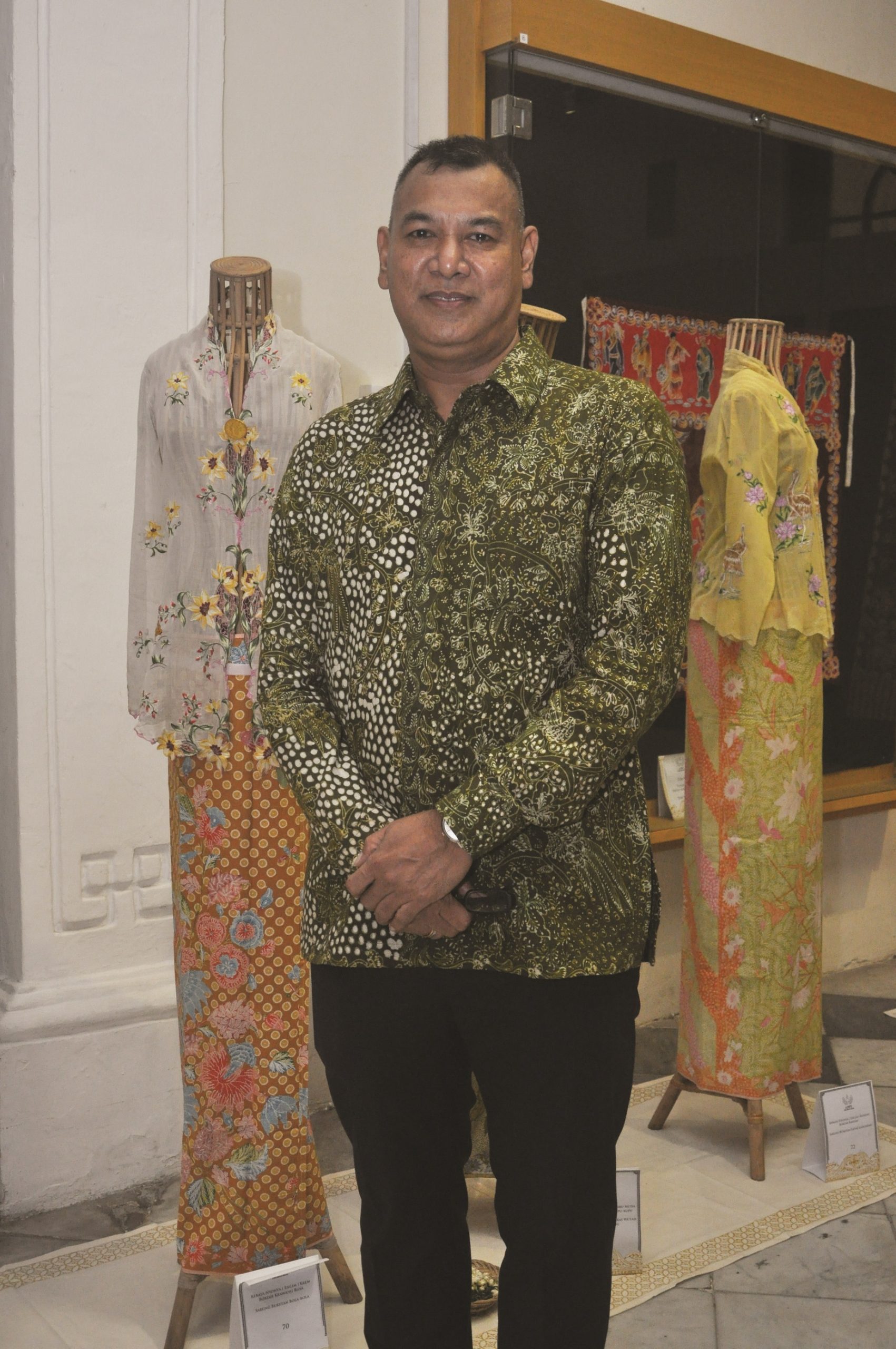 Batik dicipta untuk memuliakan pemakainya: simbol kehormatan, ritual, dan identitas yang mengangkat martabat lewat motif, bahan, dan proses.