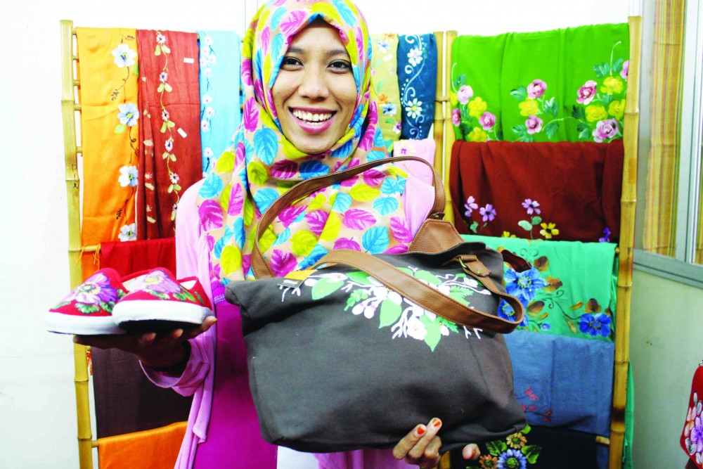 kain lukis Dina Collection
