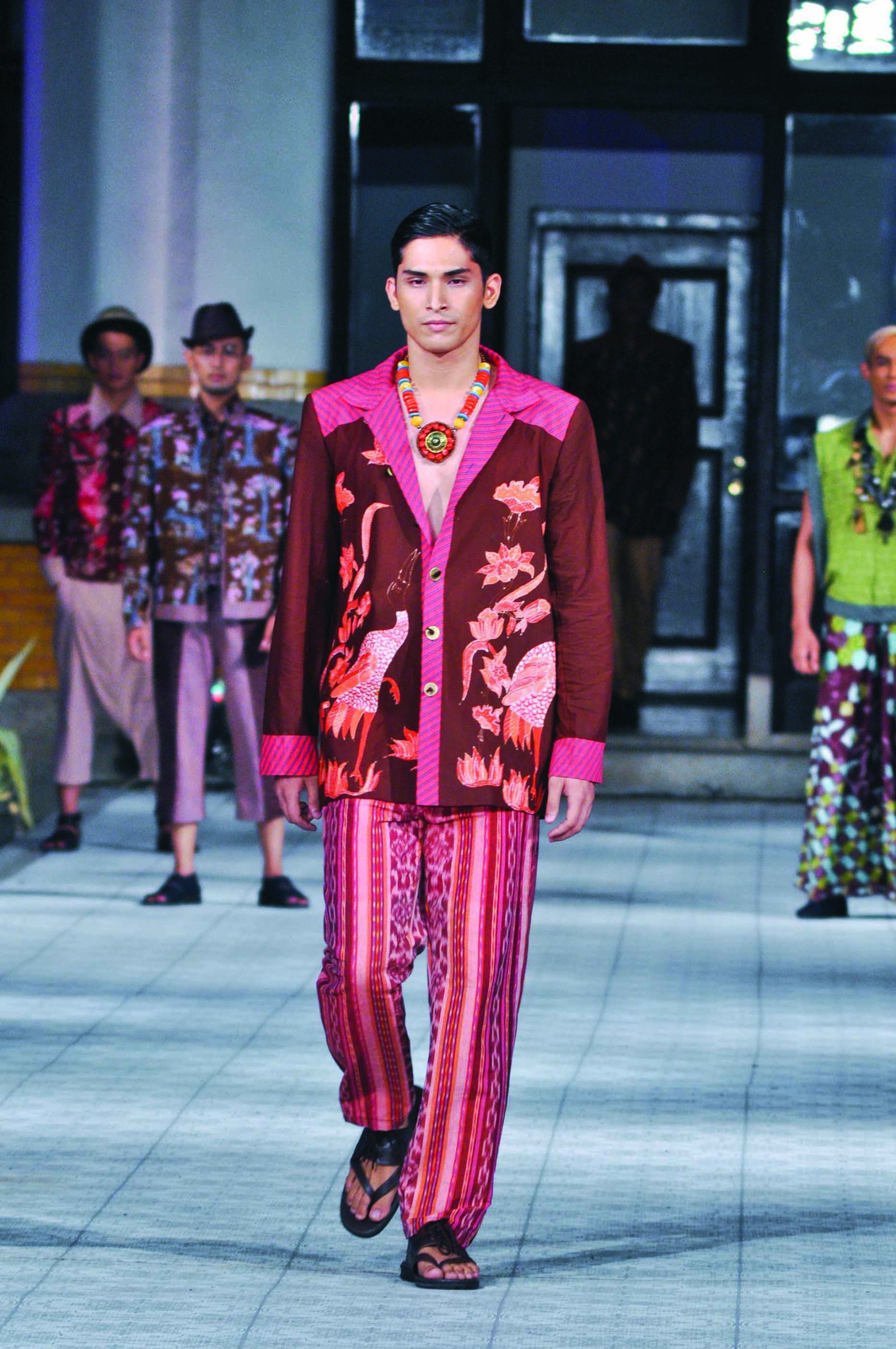 Batik Fashion - Kain Batik Terbakar Anne Avantie