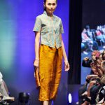 Sejurus nampak pada busananya terdapat sentuhan batik diantara khas tapis. Desainnya lebih mengesankan model batik bolero.xcvv