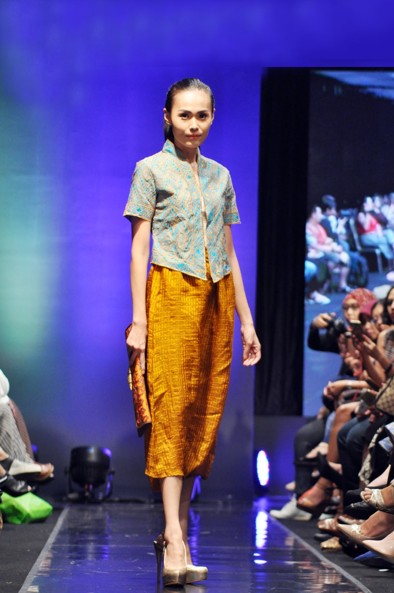 Sejurus nampak pada busananya terdapat sentuhan batik diantara khas tapis. Desainnya lebih mengesankan model batik bolero.xcvv