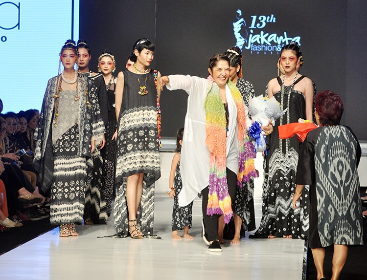 Batik Fashion - Model Baju Batik & Shibori Kain Pelangi Dari Ghea Panggabean