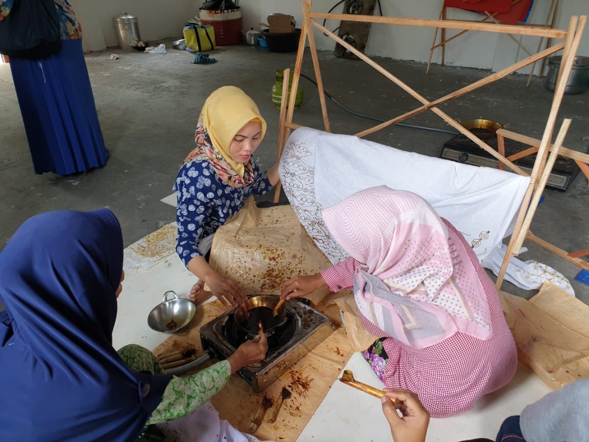 buruh batik di usaha batik Purwakarta
