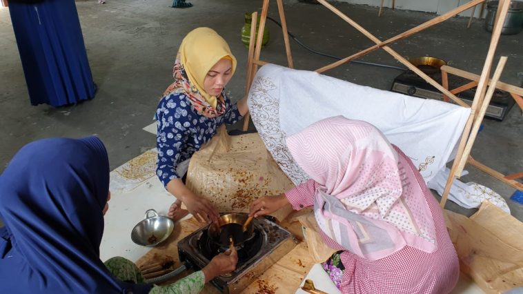 buruh batik di usaha batik Purwakarta