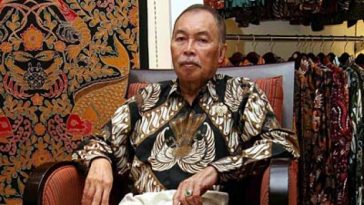 Iwan Tirta merupakan maestro batik yang dinobatkan secara legitimasi kolektif atas karya-karya spektakulernya.