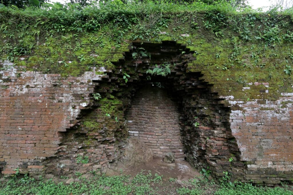Tembok Jebol Akibat Ulah Sunan Kuning Di Benteng Keraton Kartasura