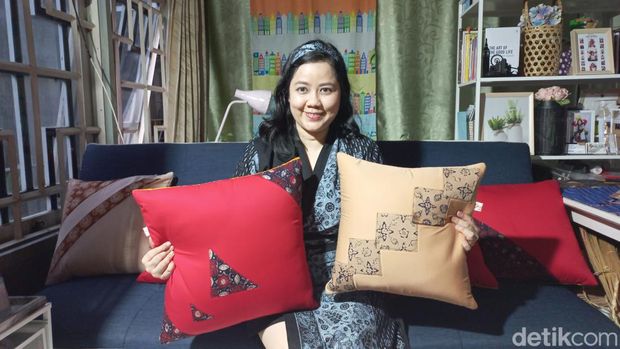 Membuat dekorasi ruangan dengan motif batik Jambi