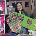 Membuat dekorasi ruangan dengan motif batik Jambi