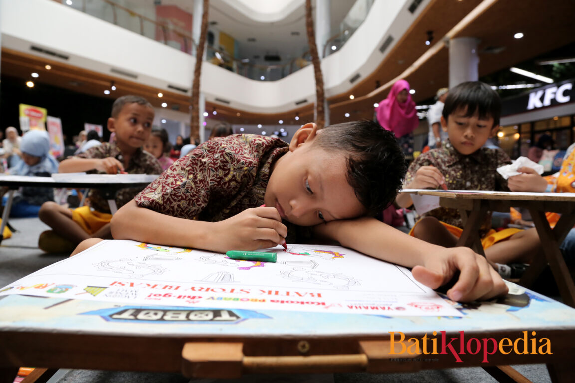 Peserta Lomba Mewarnai Motif Batik Bekasi