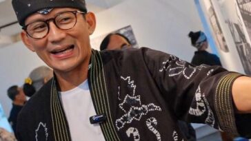 Menparekraf Sandiaga Uno didampingi jajaran Direksi Perum LKBN Antara berkeliling meninjau ANTARA Heritage Center (AHC), Jakarta, Selasa (6/8/2024).