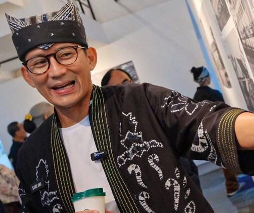 Menparekraf Sandiaga Uno didampingi jajaran Direksi Perum LKBN Antara berkeliling meninjau ANTARA Heritage Center (AHC), Jakarta, Selasa (6/8/2024).