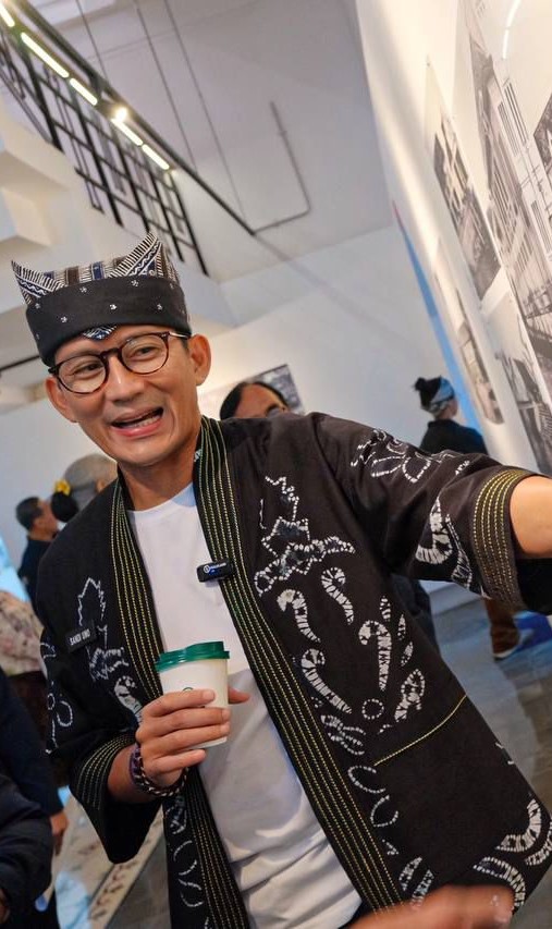 Menparekraf Sandiaga Uno didampingi jajaran Direksi Perum LKBN Antara berkeliling meninjau ANTARA Heritage Center (AHC), Jakarta, Selasa (6/8/2024).
