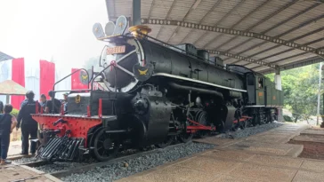 Lokomotif CC5001 pasca beautifikasi oleh IRPS