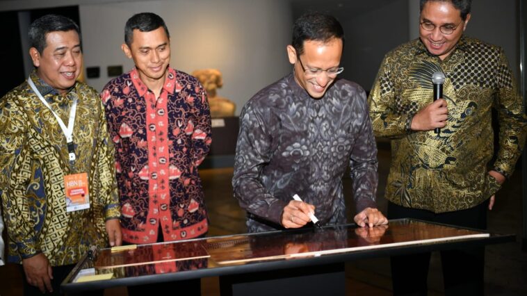 Menteri Pendidikan, Kebudayaan, Riset, dan Teknologi (Mendikbudristek), Nadiem Anwar Makarim, meresmikan Museum Batik Indonesia di Taman Mini Indonesia Indah