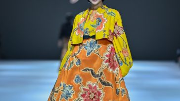 Koleksi busana batik Chossy Latu di JFW 2025