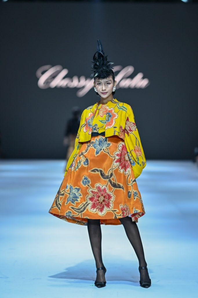 Koleksi busana batik Chossy Latu di JFW 2025