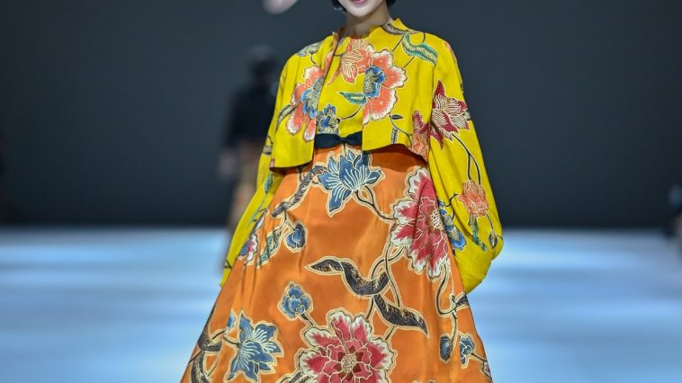 Koleksi busana batik Chossy Latu di JFW 2025
