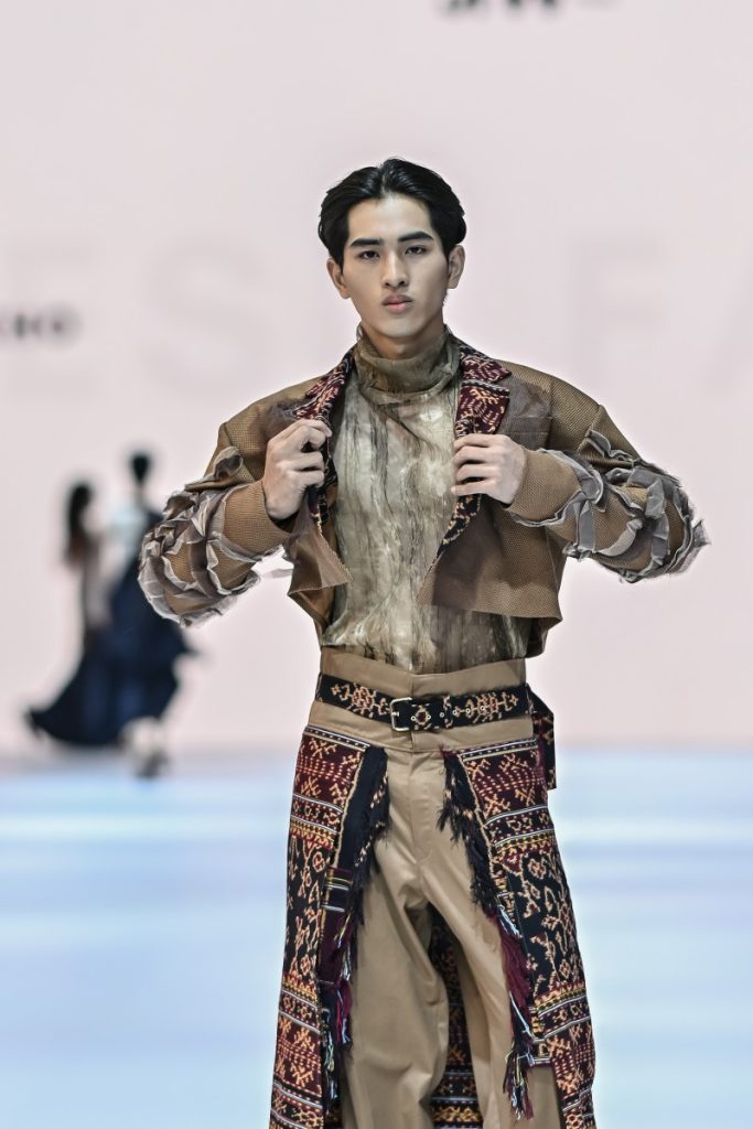 Opening Parade Kain Nusantara JFW 2025