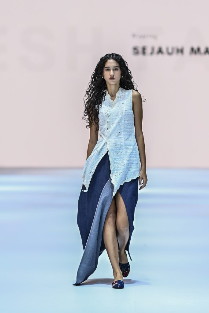 Opening Parade Kain Nusantara JFW 2025