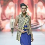 Era Soekamto membawakan dialektika Tenun Cual Sambas dengan Batik Tulis Jawa dalam presentasi bertajuk "Pakerti."