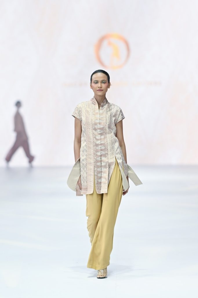 kain tenun songket Oscar Lawalata Culture