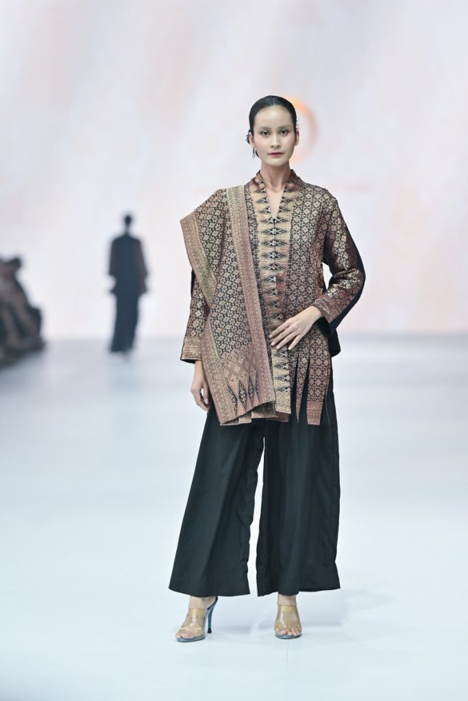 kain tenun songket Oscar Lawalata Culture