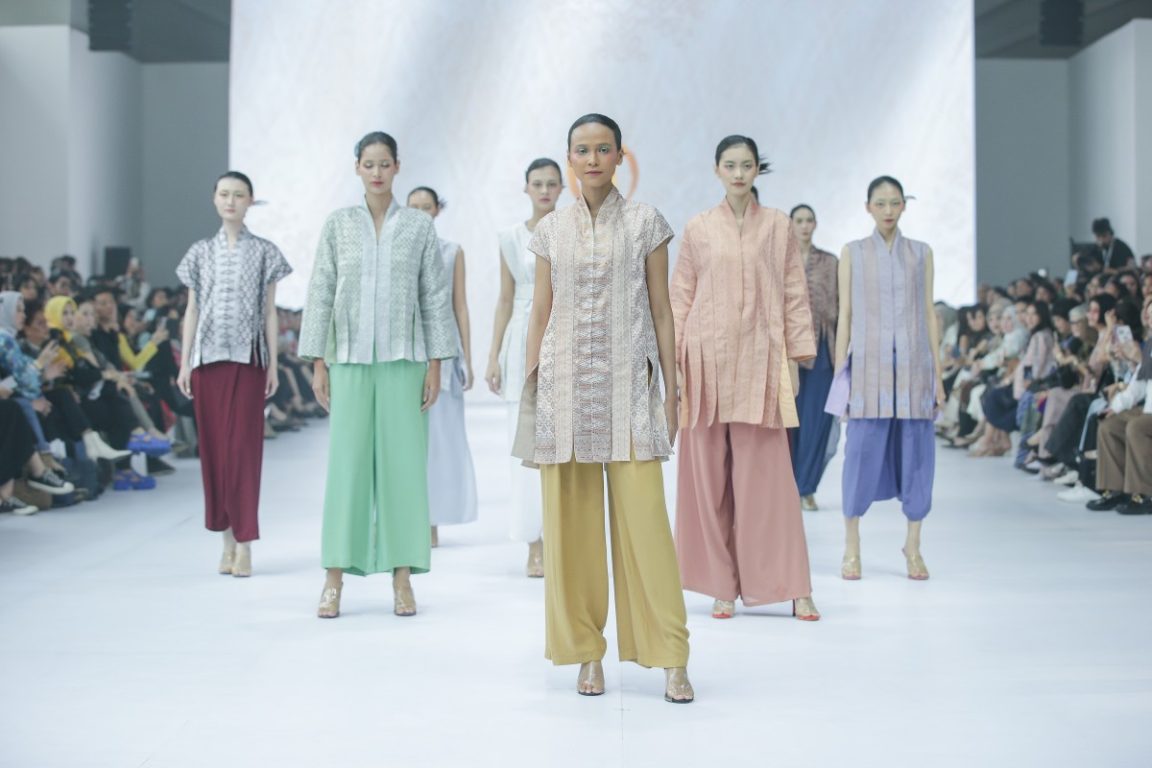 Kain Tenun Songket Halaban ditampilkan oleh Asha Samara Darra untuk rumah mode Oscar Lawalata Culture di Jakarta Fashion Week 2025.