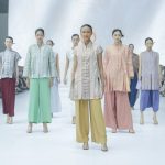 Kain Tenun Songket Halaban ditampilkan oleh Asha Samara Darra untuk rumah mode Oscar Lawalata Culture di Jakarta Fashion Week 2025.