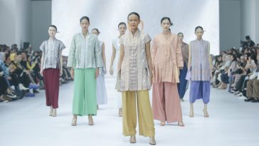 Kain Tenun Songket Halaban ditampilkan oleh Asha Samara Darra untuk rumah mode Oscar Lawalata Culture di Jakarta Fashion Week 2025.