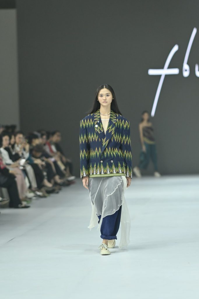 Kain tenun sobi diangkat oleh Felicia Budi