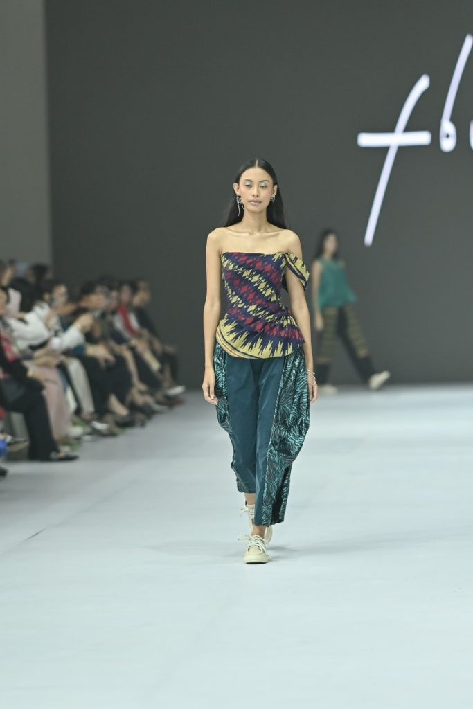 Kain tenun sobi diangkat oleh Felicia Budi