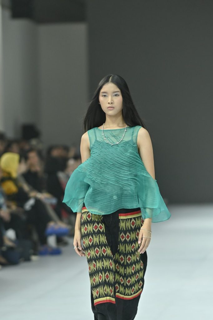 Kain tenun sobi diangkat oleh Felicia Budi