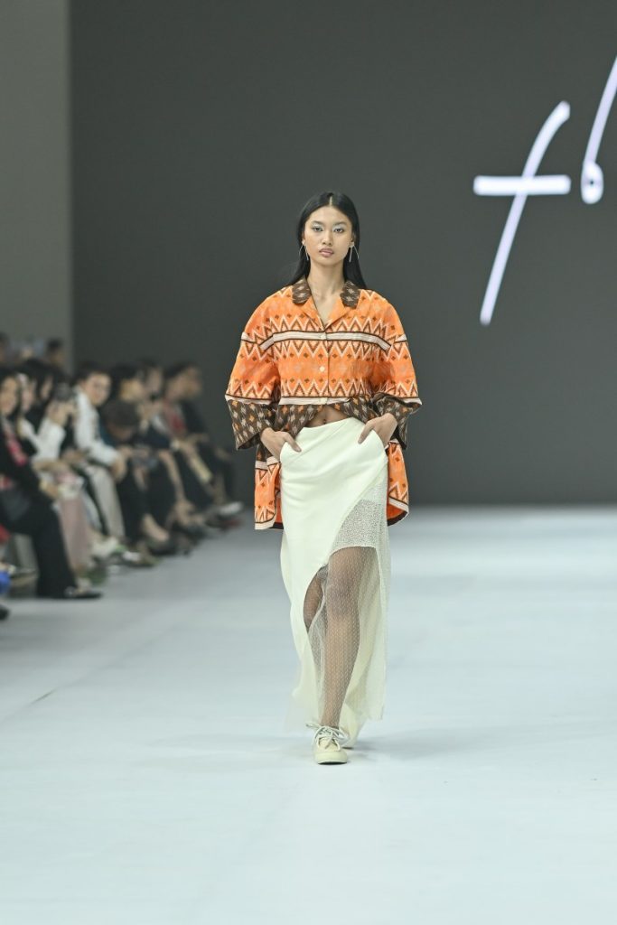 Kain tenun sobi diangkat oleh Felicia Budi