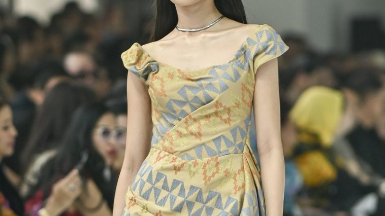 Look busana berbahan kain tenun Sobi Muna asal Sulawesi Tenggara digubah oleh fashion desainer Felicia Budi.