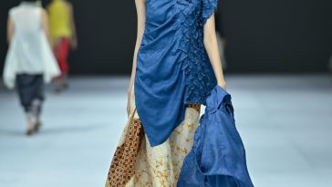 Obin melalu BIN House mengkombinasi batik dan tenun menjadi 60 set busana rancangannya. Bertajuk Sekapur Sirih, ia bercerita Indonesia.