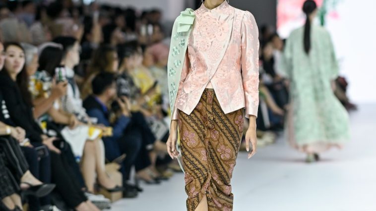 TANDAMATA bersama SOGO mengeluarkan motif-motif keraton untuk diperkenalkan di Pagelaran Jakarta Fashion Week 2025.