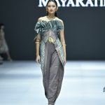 Maya Ratih merilis tenun songket dengan kemasan evening wear, memadukan dengan material seperti jacquard, velvet, taffeta dan linen.