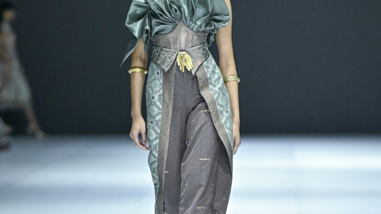 Maya Ratih merilis tenun songket dengan kemasan evening wear, memadukan dengan material seperti jacquard, velvet, taffeta dan linen.