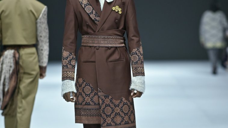 Fashion designer Temma Prasetyo muncul di JFW 2025, didapuk oleh PT. Pupuk Indonesia untuk mengangkat kain songket Palembang.