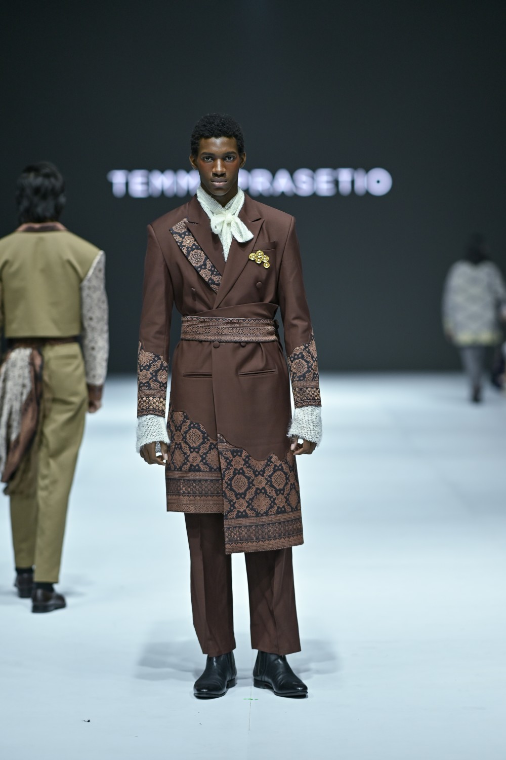 Fashion designer Temma Prasetyo muncul di JFW 2025, didapuk oleh PT. Pupuk Indonesia untuk mengangkat kain songket Palembang.