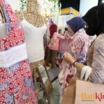 Koleksi busana batik diserbu pembeli