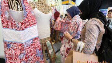 Koleksi busana batik diserbu pembeli