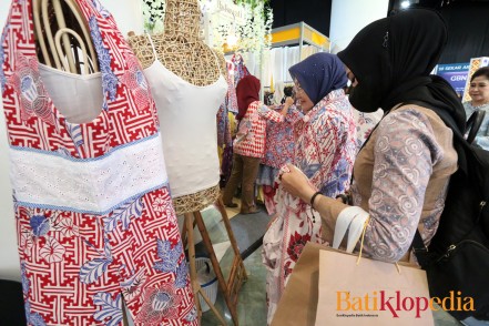 Koleksi busana batik diserbu pembeli