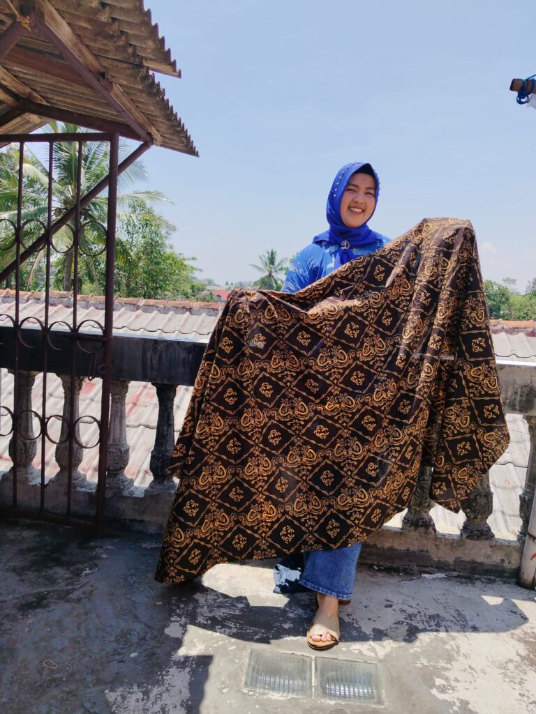 Motif Batik GURILAPPS dan Pembuatnya