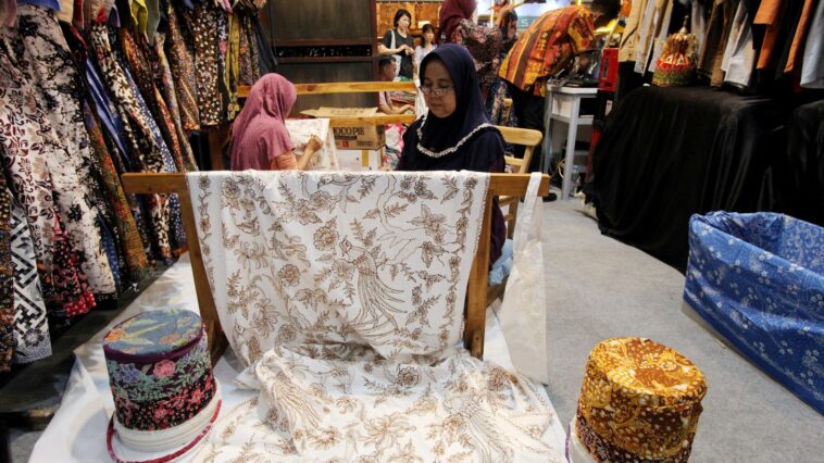 Membatik bukan sekadar seni, tapi guru kehidupan: mengajarkan kesabaran, ketekunan, keberanian, dan makna di balik setiap proses.